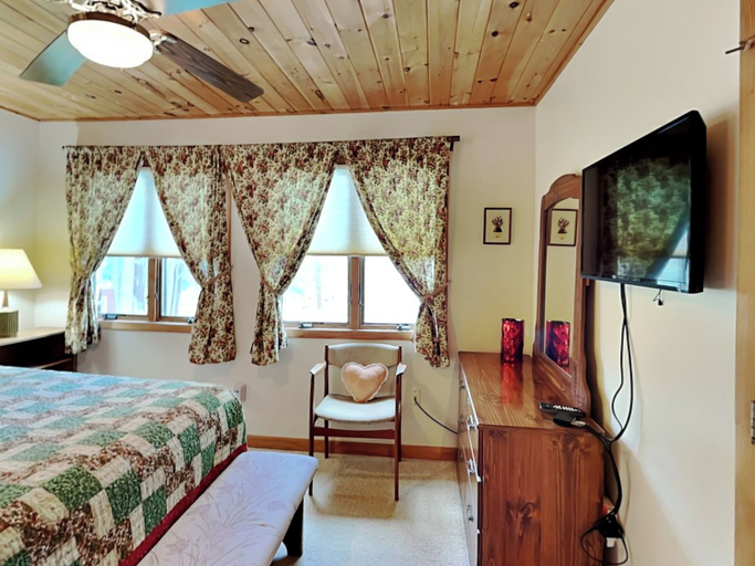 Bedroom 2, Lakeview Cottage by Taylor Made Deep Creek, Garrett