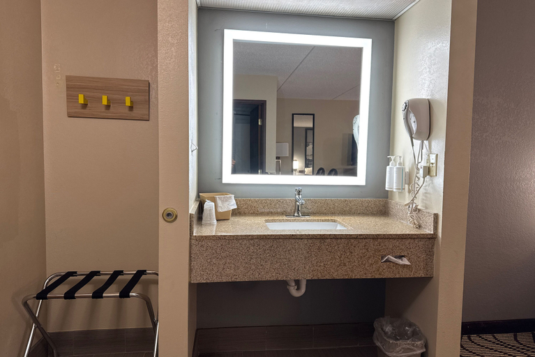 Bathroom 5, Super 8 by Wyndham Mars/Cranberry/Pittsburgh Area, Allegheny