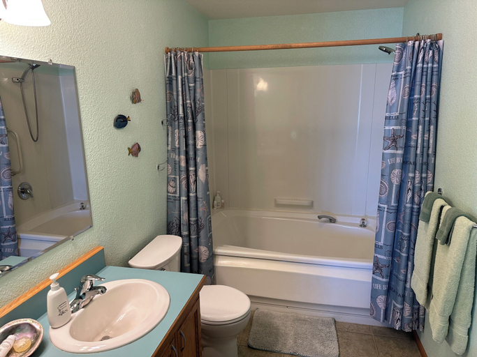 Bathroom 4, Turtle Rocks Oceanfront Inn, Humboldt