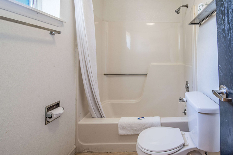 Bathroom 4, Motel 6 Albany, NY - Airport, Albany