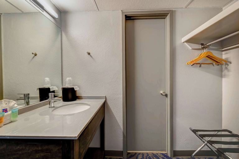 Bathroom 5, Motel 6 Arlington, Tx – Entertainment District, Arlington
