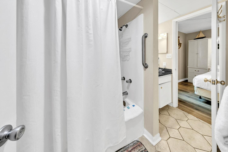 Bathroom 3, Sunbird 211e, Bay