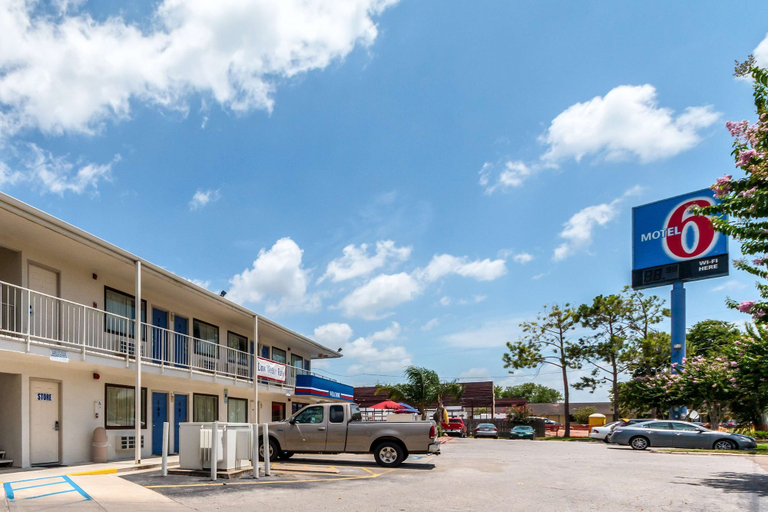 Exterior & Views 1, Motel 6 Victoria, TX, Victoria