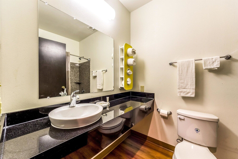 Bathroom 4, Motel 6 Jourdanton, TX, Atascosa