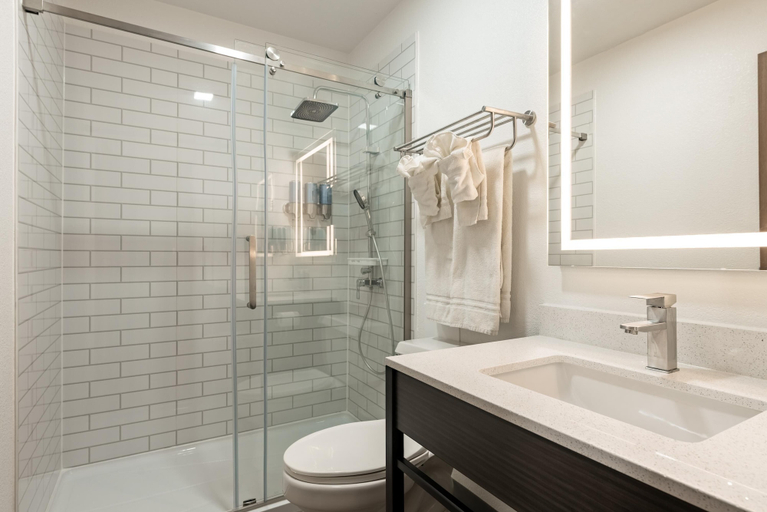 Bathroom 4, Studio 6 Limon, CO – I-70, Lincoln