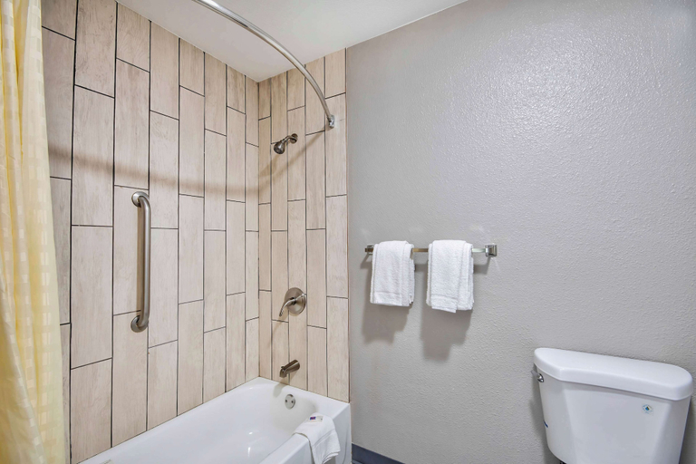 Bathroom 4, Motel 6 Texarkana, TX, Bowie