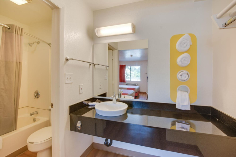 Bathroom 5, Motel 6 Columbus, OH - West, Franklin