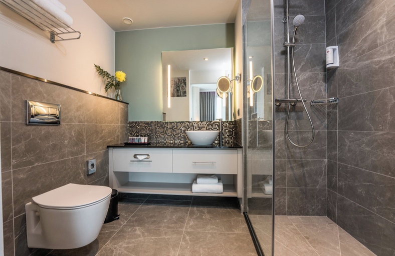 Bathroom 5, Leonardo Royal Hotel Barcelona Fira, Barcelona