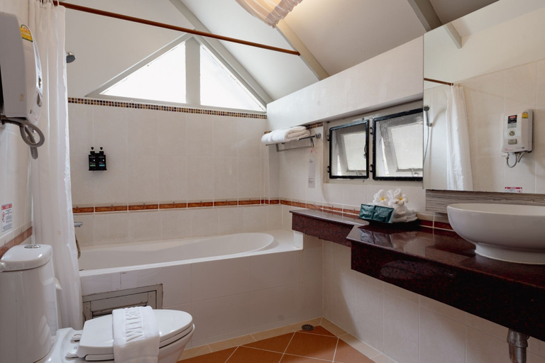 Bathroom 5, Natural Park Resort, Pattaya