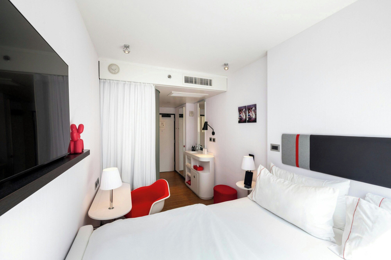 Bedroom 3, citizenM New York Times Square, New York