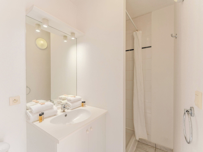 Bathroom 5, Sejours & Affaires Nantes La Beaujoire, Loire-Atlantique