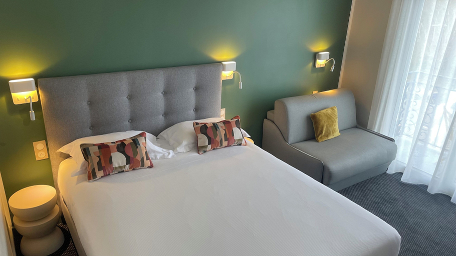 Bedroom 1, Cit'Hotel Logis de Brou, Ain