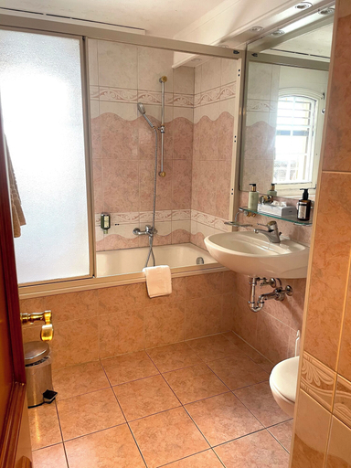 Bathroom 2, Apartments La Perle, Visp