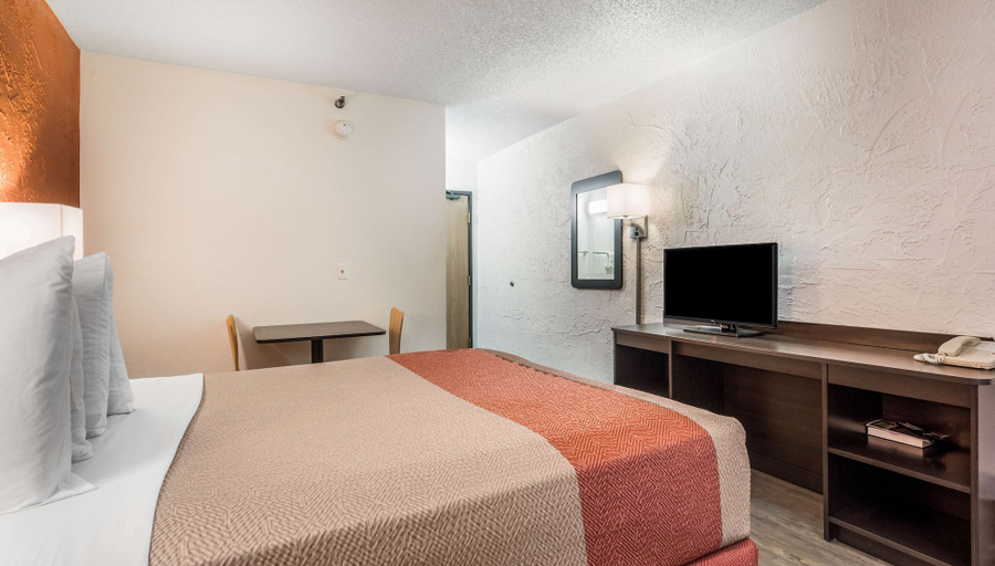 Bedroom 3, Motel 6 Elk Grove Village, IL, Cook