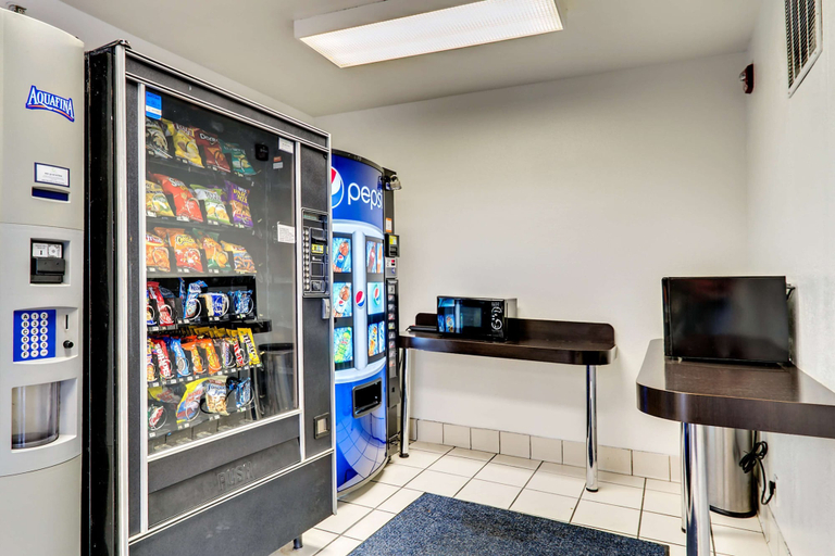 Food & Drinks 5, Motel 6 Baltimore BWI, Baltimore