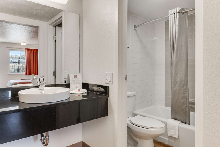 Bathroom 4, Motel 6 Youngstown, OH, Trumbull