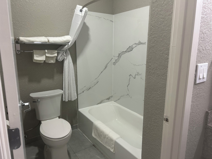 Bathroom 4, Super 8 by Wyndham Houston/Brookhollow NW, Houston