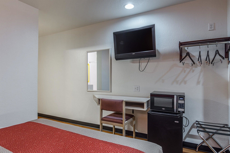 Bedroom 3, Motel 6 McAlester, OK, Pittsburg