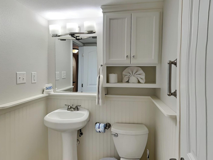 Bathroom, Beachcomber by Ryson Vacation Rentals, Galveston