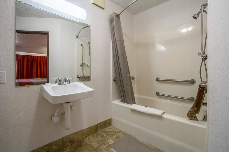 Bathroom 4, Motel 6 Ashland, OH, Ashland