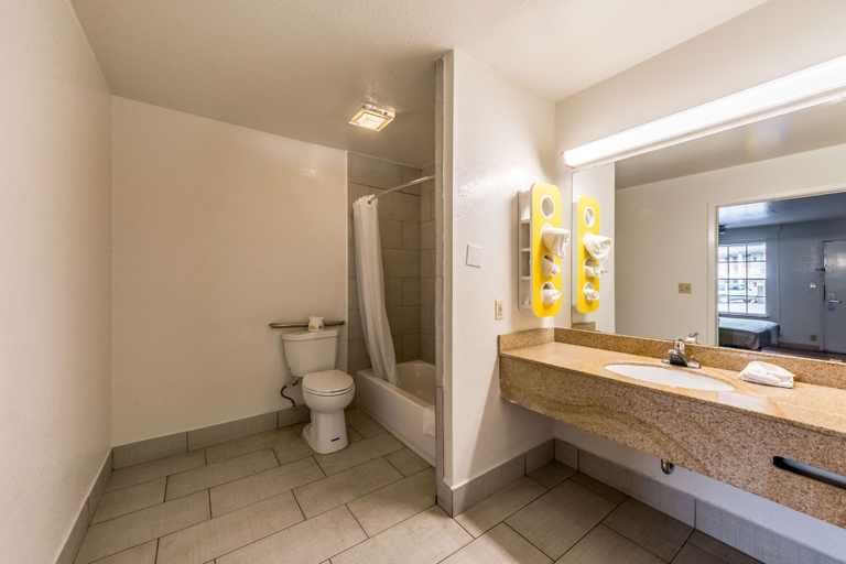 Bathroom 4, Studio 6 San Antonio, TX - Fort Sam Houston Area, Bexar