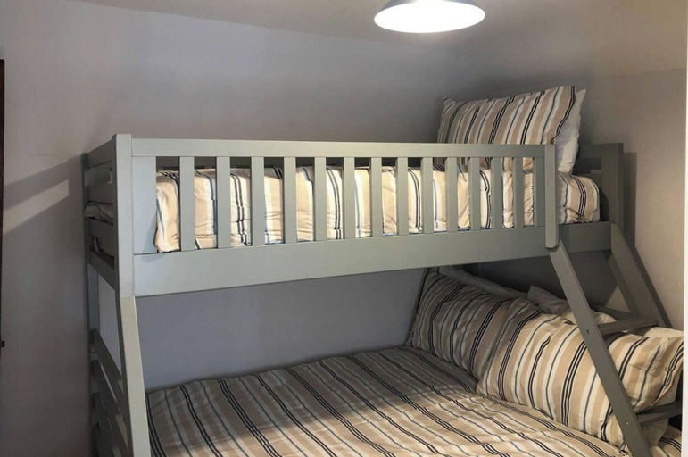 Bedroom 2, Pets-garden-fireplace-sleeps 5-wifi, Devon