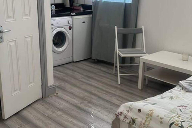 Others 5, Remarkable 1-bed Studio in London, London