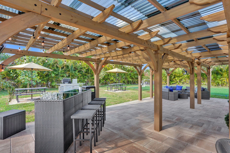 Food & Drinks 4, Lavish 8 Br Estate with Pool & Courts, Broward