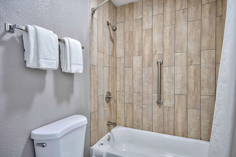 Bathroom 3, Motel 6 Texarkana, TX, Bowie