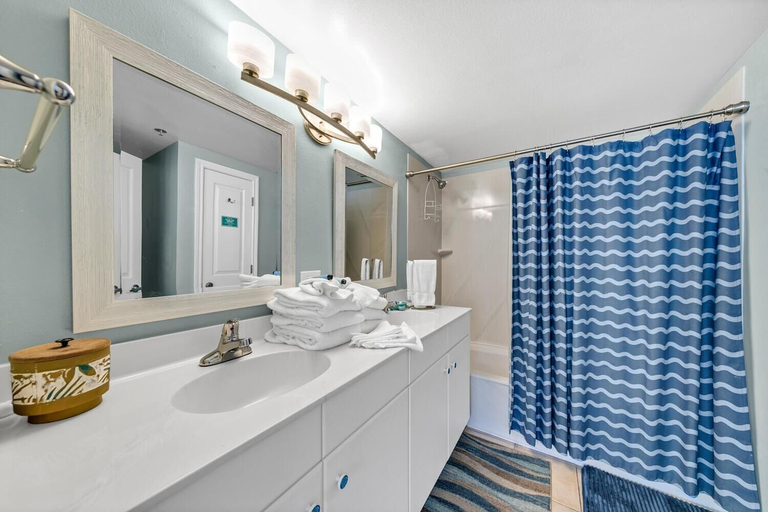 Bathroom 4, Shores of Panama 1523, Bay