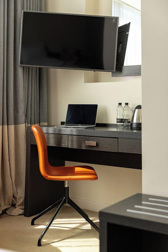 Others 5, Hotel Xanadu, London