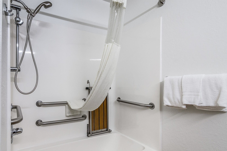 Bathroom 4, Motel 6 McAlester, OK, Pittsburg