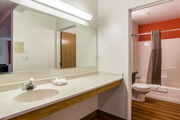 Bathroom 4, Motel 6 Barkeyville, PA, Venango
