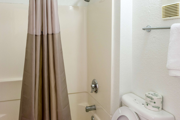 Bathroom 4, Motel 6 Bakersfield, CA - Convention Center, Kern