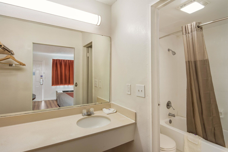 Bathroom, Motel 6 Warner Robins, GA, Houston