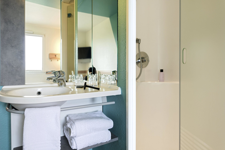 Bathroom 5, B&B HOTEL Regensburg-Ost, Regensburg