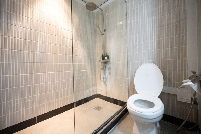 Bathroom 5, Town In Town Hotel Bangkok, Wang Thonglang