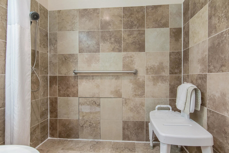 Bathroom 4, Motel 6 Hope, AR, Hempstead