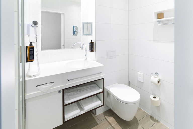 Bathroom 4, MOA Berlin, Berlin