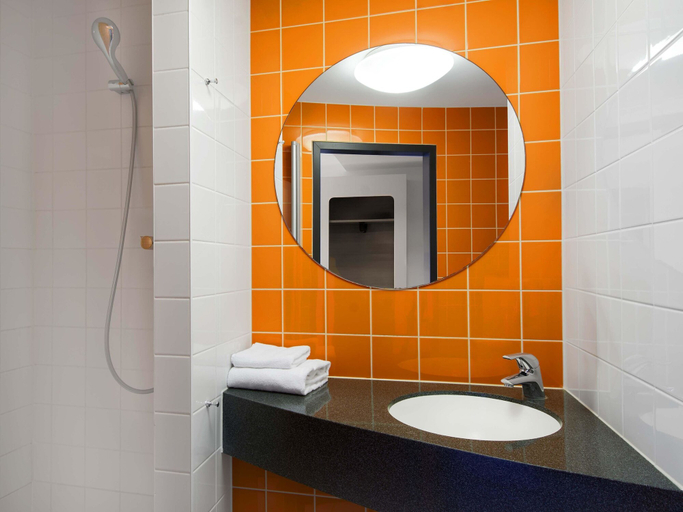 Bathroom 5, B&B Hotel Frankfurt-Nord, Frankfurt am Main
