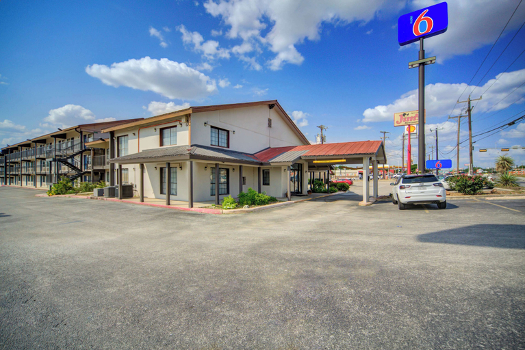 Exterior & Views 2, Motel 6 San Antonio, TX – I-35 North Corridor, Bexar