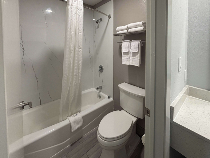 Bathroom 4, Motel 6 La Porte, TX, Houston