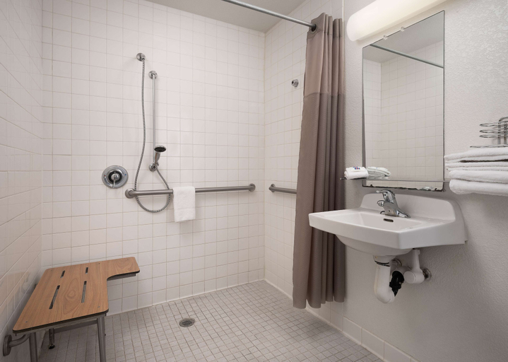 Bathroom 4, Vagabond Inn Santa Barbara - Carpinteria North, Santa Barbara