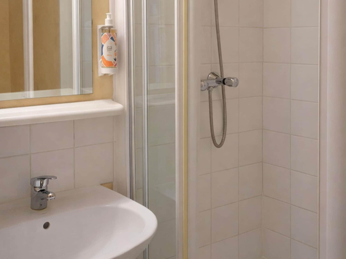 Bathroom 5, Aparthotel Adagio Access Paris Maisons-Alfort, Val-de-Marne