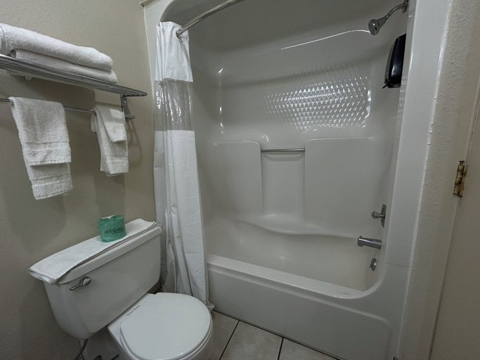 Bathroom 4, Knights Inn & Suites Emporia, Lyon