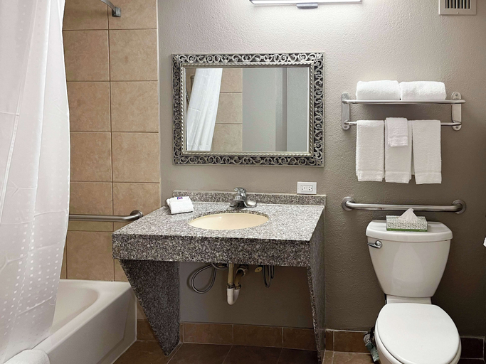 Bathroom 4, Studio 6 Nacogdoches, Tx – Sfa University, Nacogdoches