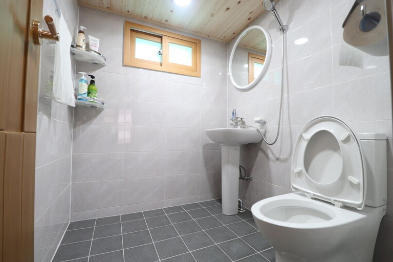 Bathroom 3, Nadul Hanok, Gyeongju