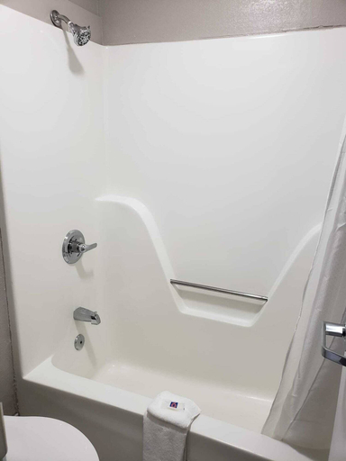 Bathroom 5, Motel 6 East Ridge, TN, Hamilton