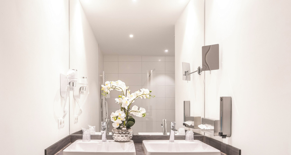 Bathroom 5, PLAZA INN Mannheim, Mannheim