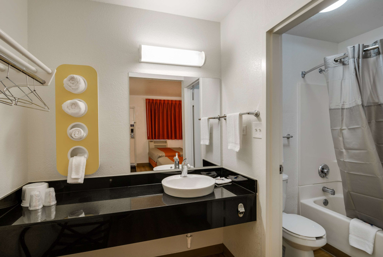 Bathroom 4, Motel 6 Schiller Park, Il - Chicago O'Hare GA, Cook